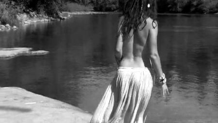Una ragazza hippie con una gonna svolazzante che balla