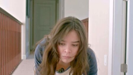 La scena in cui a Hailee Steinfeld scivola il capezzolo su ScandalPlanet.Com