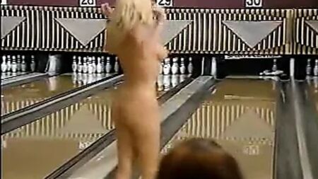 Jacqueline Lovell nuda mentre gioca a bowling (versione integrale) - Parte 3 di 3