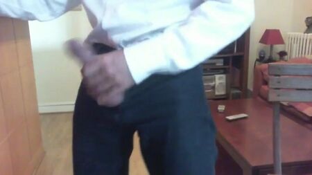 Camicia bianca e jeans neri: un look d'azione