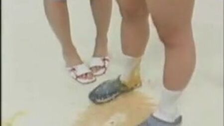 2 ragazze, 1 dito: le scene più scioccanti
