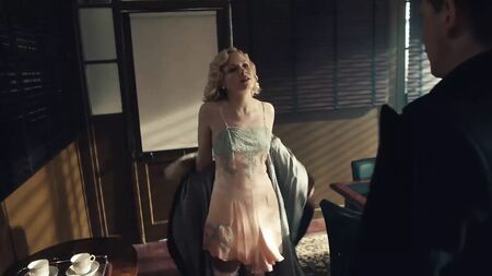 Kate Phillips interpreta Linda Shelby in Peaky Blinders