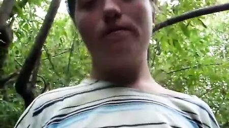 Una ragazza senza fissa dimora che mostra la sua figa