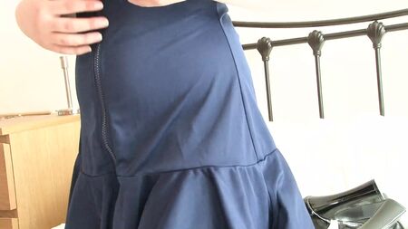 Questa ragazza provocante non vede l'ora di spogliarsi e posare nuda per te