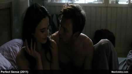 Ewan McGregor mette in mostra il suo splendido sedere e il suo pene