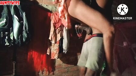 Quella notte, la zia mi ha invitato nella sua stanza e abbiamo fatto sesso