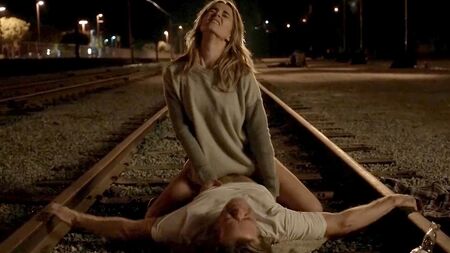 Bojana Novakovic cavalca un ragazzo su un binario ferroviario in *Shameless*