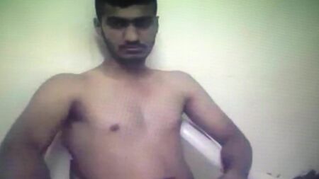 un ragazzino indiano carino che si masturba