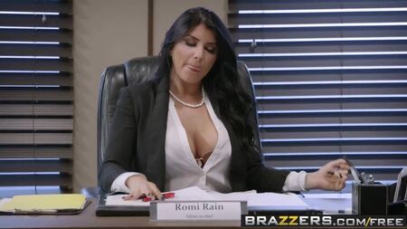 Brazzers - Tette enormi al lavoro - Scena di "Pressing News" con R