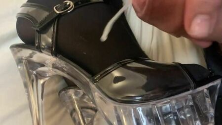 Sperma sui sandali trasparenti con tacco alto