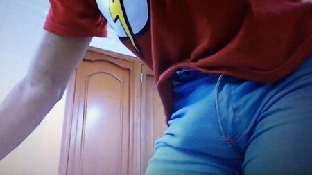 Un latino con un rigonfiamento enorme che va in giro senza mutande in jeans attillati