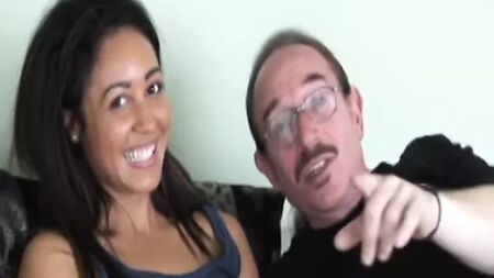 Una principiante anale scopata da un uomo più grande