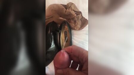 Un fan acquista i miei tacchi da assistente di volo consumati e ci sborra dentro