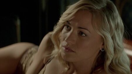Le scene di nudo di Yvonne Strahovski in *Manhattan Night* (2016)