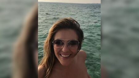 Elizabeth Hurley in bikini bianco
