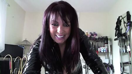 Una milf in tuta aderente in PVC che dice parolacce