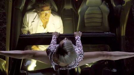 Cameron Diaz che si struscia contro l'auto