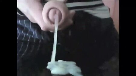 Un ragazzo che eiacula in diretta davanti alla telecamera dal suo pene non circonciso