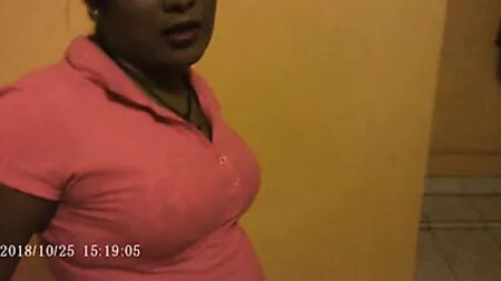 Una splendida ragazza dello Sri Lanka in una spa - Vuoi vedere il video completo?
