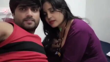 L'audio in hindi di Bhabhi mentre scopa