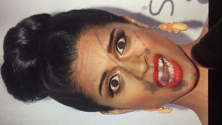 LILLY SINGH SI FA UN TRATTAMENTO VISO DISORDINATO