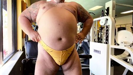 Coach, ex lottatore dal fisico possente, si dà da fare in palestra
