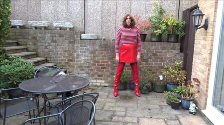 Alison - Piscio e sperma con gonna rossa in PVC e stivali alti