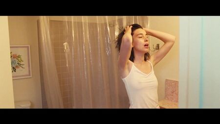 Supercut delle sorelle Haim con i capezzoli in evidenza