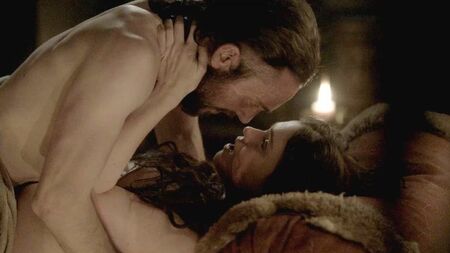 Jennie Jacques nuda e in atteggiamenti intimi nella serie "Vikings" su ScandalPlanet.Com