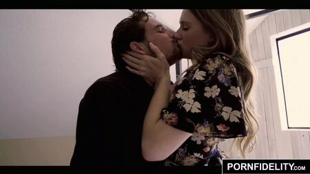 PORNFIDELITY Ashley Lane non riesce a smettere di squirtare