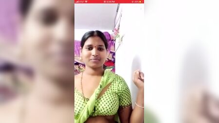 Video di spogliarello di una ragazza sexy di una famiglia tamil