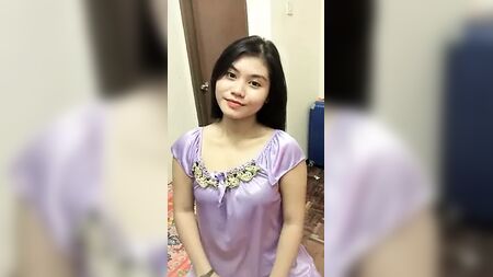 Malese - ragazza con un vestito viola
