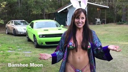 Una ragazza sexy con il corpo dipinto