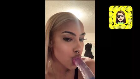 La rapper Shay mostra ai suoi fan come si fa un pompino