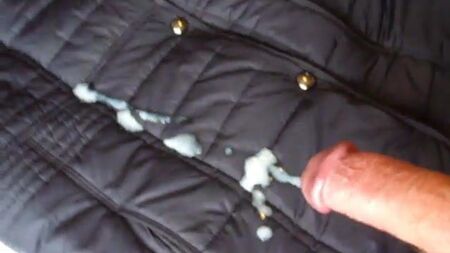 Il suo cappotto imbottito si riempie del mio sperma. La giacca aderente dell'amica di mia moglie