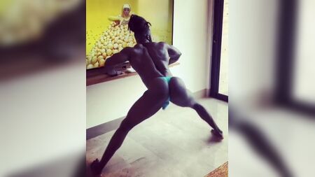 Uomo di colore che fa twerking 2