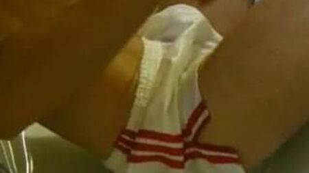 Pantaloncini Adidas in nylon satinato bianco con strisce rosse (effetto bagnato)