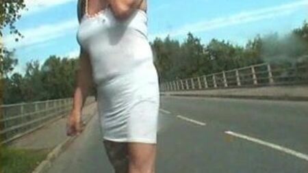 Zoe sfoggia un abito bianco e degli hotpants