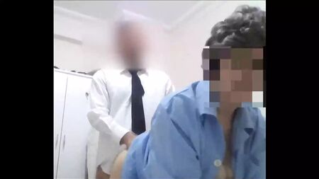 L'insegnante che si scopa l'addetta alle pulizie della scuola - Porno turco