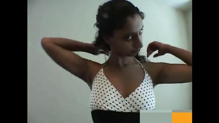 Una ragazza dello Sri Lanka fa un pompino al suo capo