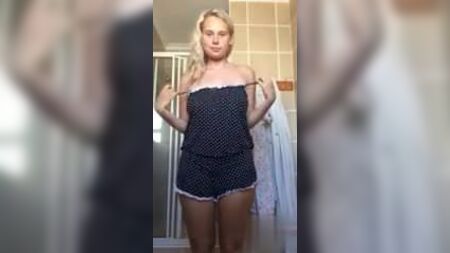 Una bionda tettona si spoglia nel suo bagno