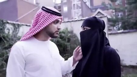 Una donna musulmana in burqa sedotta per fare sesso