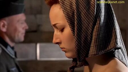 Leelee Sobieski a seno nudo nella serie «Uprising»
