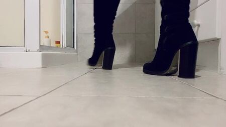 Dopo una serata fuori con questi stivali alti in pelle scamosciata