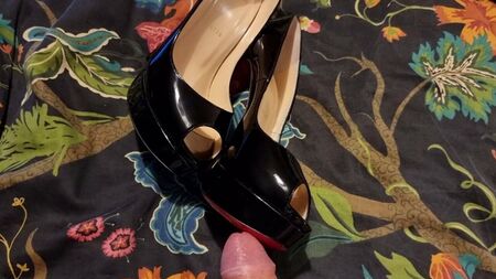 Sborra sui tacchi Louboutin con punta aperta di mia moglie