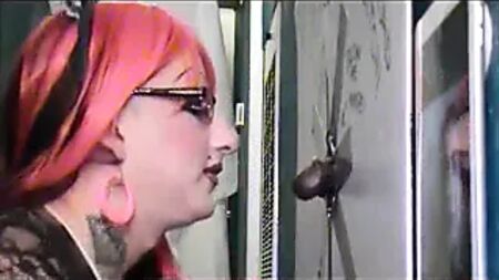 CD TV si fa succhiare da un enorme cazzo della BBC in un glory hole