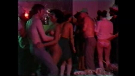 FESTA IN MASCHERA DELLE STUDENTESSE UNIVERSITARIE (Regno Unito, primi anni '80) - Parte 2