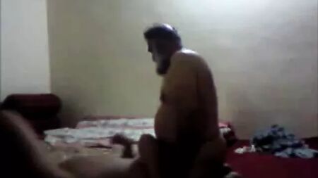Un uomo pakistano anziano e barbuto che si scopa un ragazzo