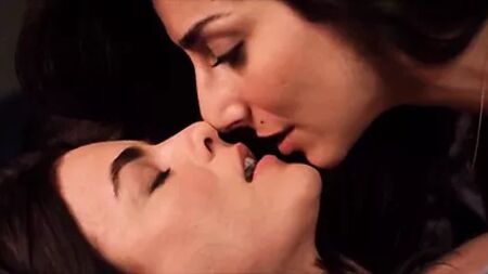 Necar Zadegan e Traci Thunderbird Dinwiddie - Elena Undone