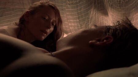 Tilda Swinton nuda - The Beach (2000)